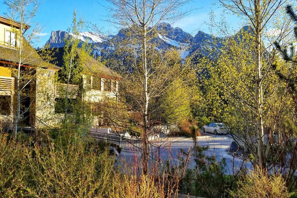 Luxurious Rundle Cliffs Lodge In Spring Creek Canmore Kültér fotó