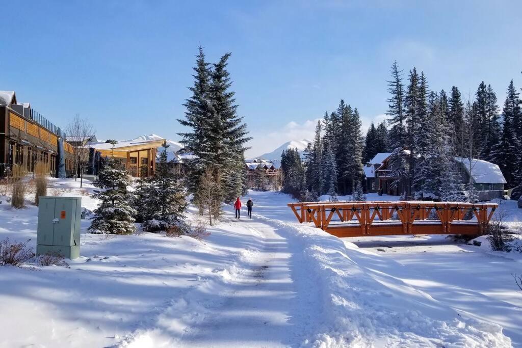 Luxurious Rundle Cliffs Lodge In Spring Creek Canmore Kültér fotó