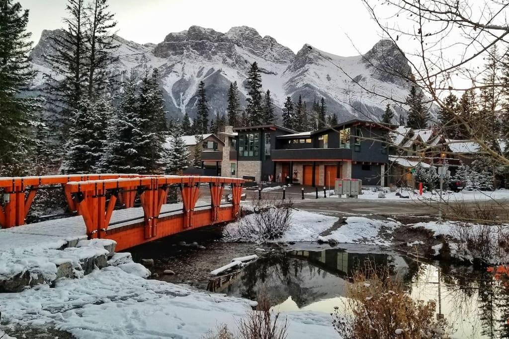 Luxurious Rundle Cliffs Lodge In Spring Creek Canmore Kültér fotó