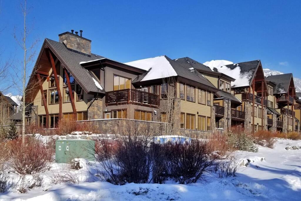 Luxurious Rundle Cliffs Lodge In Spring Creek Canmore Kültér fotó