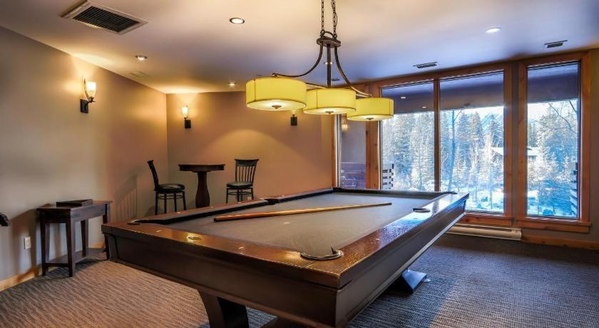 Luxurious Rundle Cliffs Lodge In Spring Creek Canmore Kültér fotó