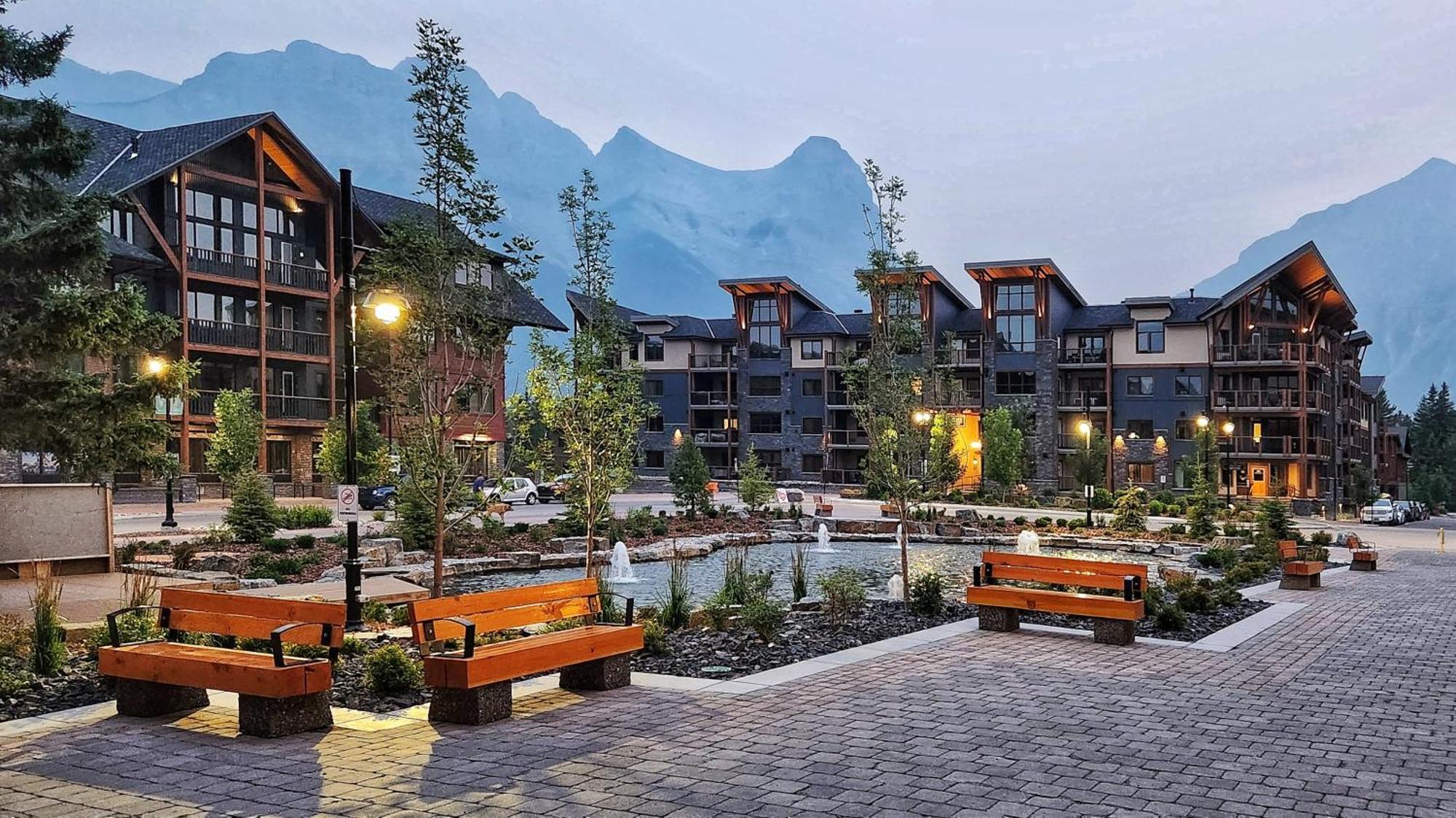 Luxurious Rundle Cliffs Lodge In Spring Creek Canmore Kültér fotó